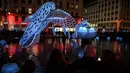 Orang-orang melihat instalasi seni yang diterangi cahaya dalam festival cahaya Fete des Lumieres di Lyon, Prancis, 7 Desember 2017. Selama festival, berbagai sudut Kota Lyon menjadi benderang dengan cahaya unik dan kreatif. (AFP PHOTO / PHILIPPE DESMAZES)