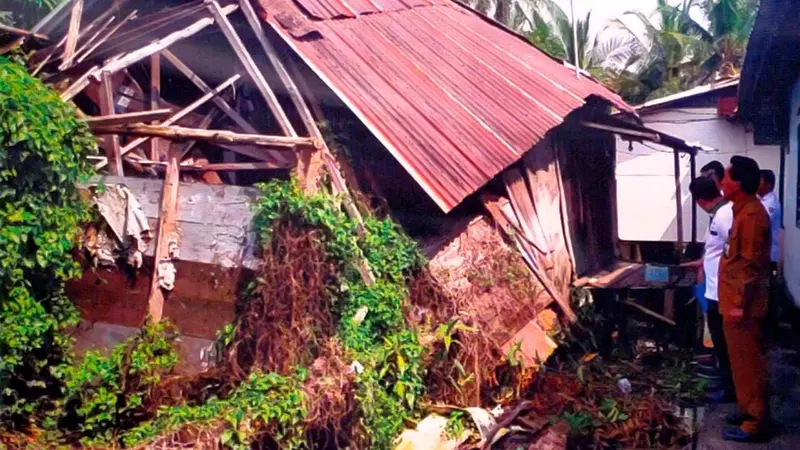 Tangis Haru Pengajar Ngaji di Palembang Saat Gubuk Reotnya Direnovasi