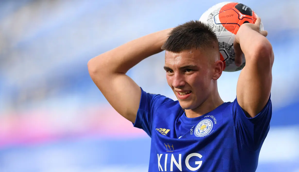 Luke Thomas telah menjadi sensasi di kalangan penggemar Leicester City. Memulai debut profesional pada 2020, Thomas mampu bermain sebagai bek kiri dengan kemampuan menyerang dan bertahan sama baiknya. Pemuda 20 tahun itu telah dipercaya tampil sebanyak 54 kali bersama The Foxes. (AFP/Michael Regan)