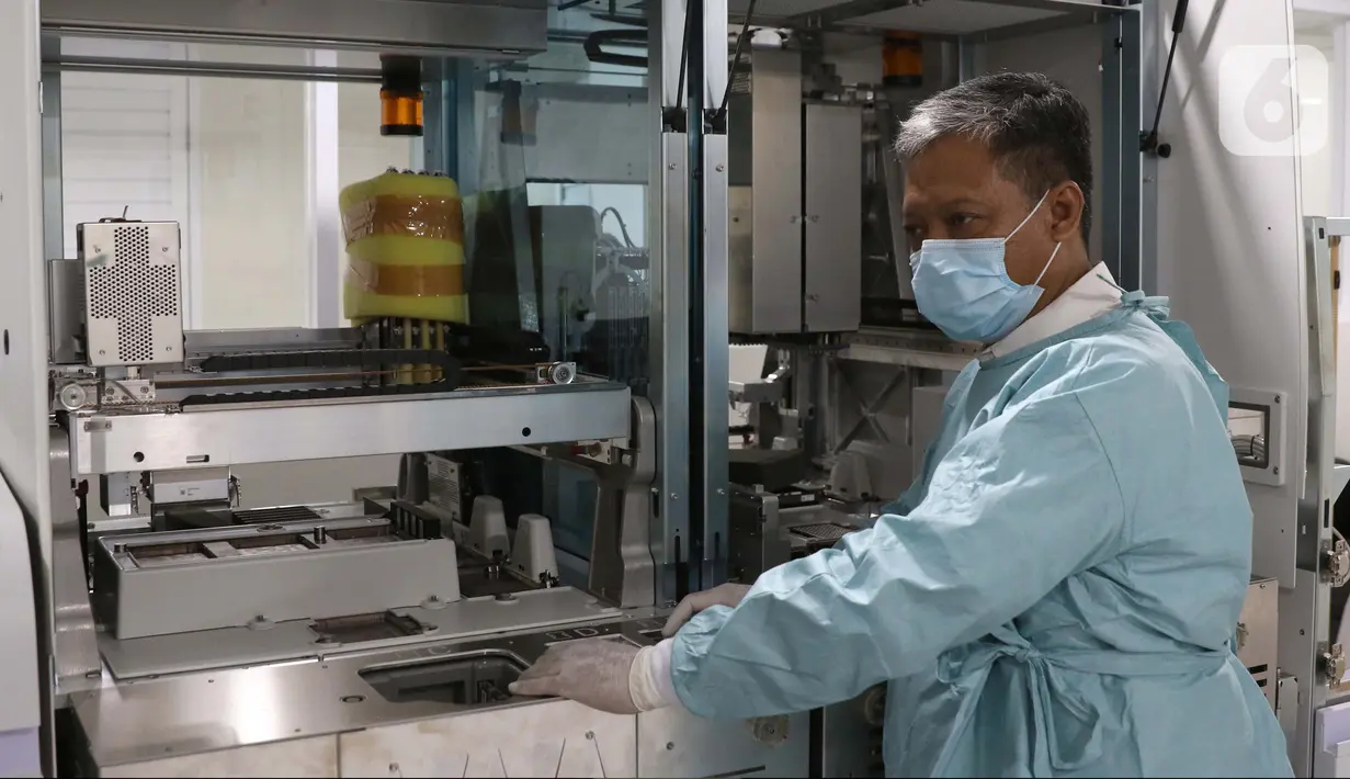 Tim medis menyiapkan alat saat persiapan ruang laboratorium RS Pertamina Jaya, Jakarta, Senin (6/4/2020). Secara keseluruhan RSPJ memiliki kapasitas 160 tempat tidur dengan 65 kamar isolasi dengan negative pressure untuk merawat pasien yang positif Corona. (Liputan6.com/Helmi Fithriansyah)