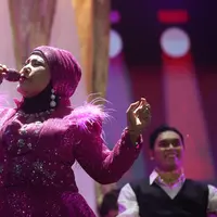Elvi Sukaesih merayakan 60 tahun berkarya di panggung Synchronize Fest 2024. Tampil dengan busana fuschia, Elvy hadir menyanyikan lagu-lagu populernya yang dirindukan banyak orang. [Foto: Adrian Putra/Fimela]