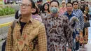 Sejumlah orang yang mengenakan batik berjalan di catwalk sepanjang Jalan Jenderal Sudirman, Jakarta, Minggu (2/10/2022). Kegiatan yang diikuti ratusan orang ini diselenggarakan oleh Bank Mandiri untuk menyambut Hari Batik Nasional yang jatuh setiap tanggal 2 Oktober 2022. (Liputan6.com/Faizal Fanani)