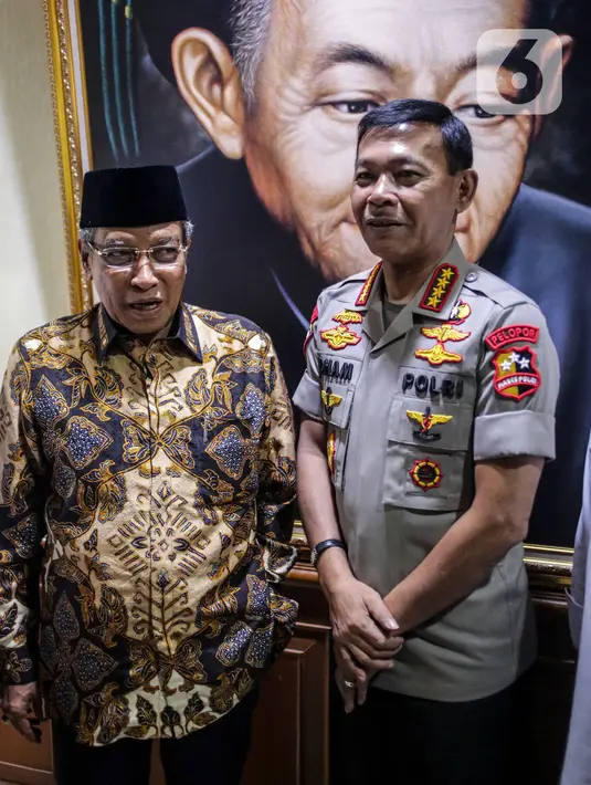 Kapolri Jenderal Pol Idham Azis menyambangi kantor Pengurus Besar Nadhatul Ulama (PBNU) di Jakarta Pusat, Selasa (12/11/2019). Dalam kedatangannya, Idham Azis didampingi Kadiv Humas Polri Irjen Pol M Iqbal dan sejumlah pejabat polri lainnya. (Liputan6.com/Faizal Fanani)