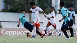 Pemain Universitas Negeri Malang (UM) berusaha menghadang pemain STIE Mara pada laga Torabika Campus Cup 2017 di Stadion Universitas Negeri Malang, Selasa, (31/10/2017). UM Menang 5-0 atas STIE Mara. (Bola.com/M Iqbal Ichsan)