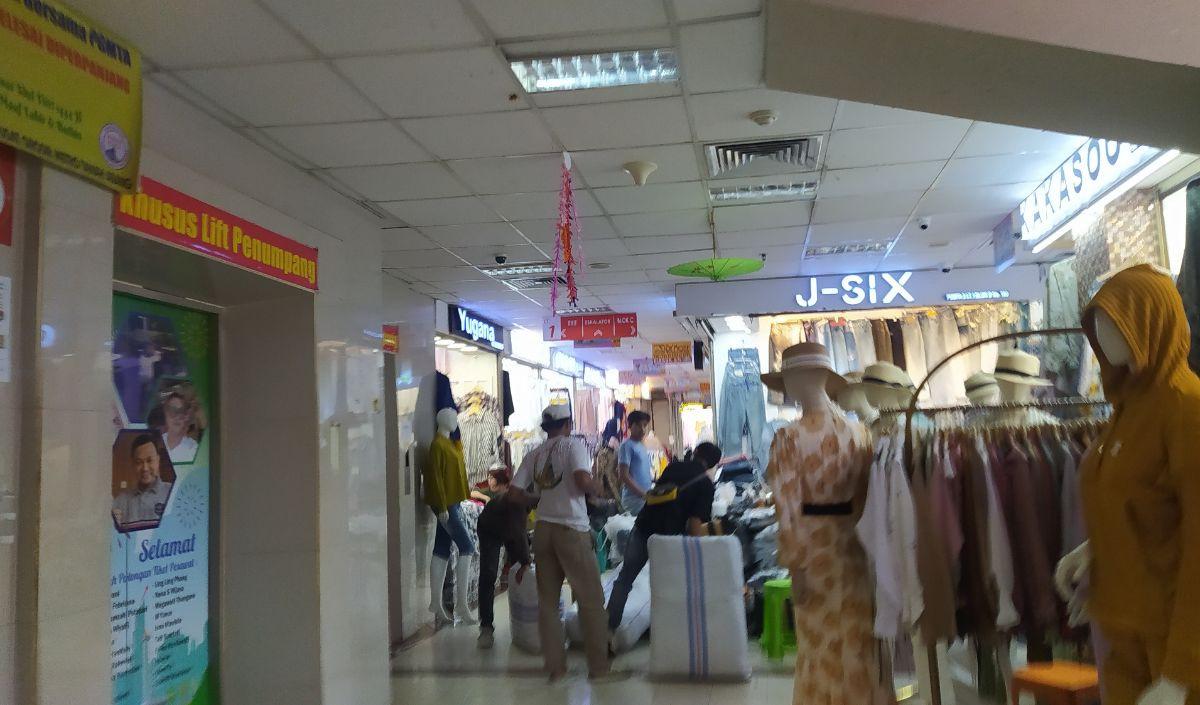 "Awalnya ada mesin debet, cuma ya karena jarang terpakai jadi transfer pakai QR code BCA, rata-rata banyak yang pakai BCA,"