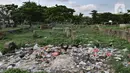 Sampah yang dibuang oleh warga setempat mengotori makam warga keturunan China di TPU Kebon Nanas, Jakarta, Selasa (21/1/2020). Ratusan kuburan yang sudah ada sejak puluhan tahun lalu tersebut perlahan tergeser oleh kuburan warga setempat karena keterbatasan lahan. (merdeka.com/Iqbal Nugroho)
