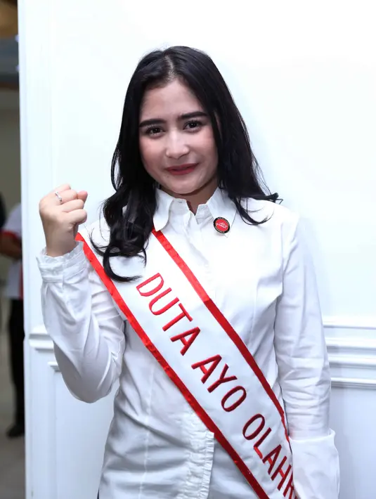 "Harus tahu muka kita, nglenya dari mana. Cari Angle yang tepat. Terus backgroundnya juga kali ya, biar keseluruhan hasilnya bagus. Jangan asal selfie," papar Prilly Latuconsina. (Nurwahyunan/Bintang.com)