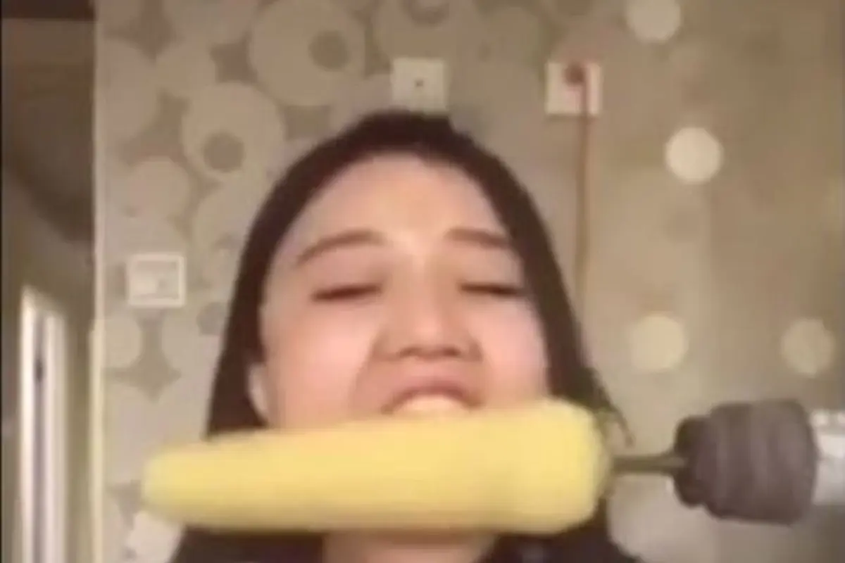 Makan Jagung Pakai Mesin Bor, Cewek Ini Malah Alami Kebotakan