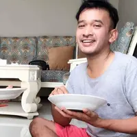 Tidak hanya sibuk syuting, Ruben Onsu juga serius dalam melebarkan bisnis. Kini, bersama beberapa seperti Raffi Ahmad, Gilang Dirga dan Kartika Putri melebarkan sayab bisnisnya. (Instagram/ruben_onsu)