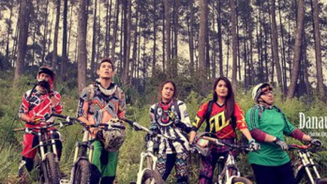 Nadine Chandrawinata Diteror Secara Mencekam di Danau Hitam