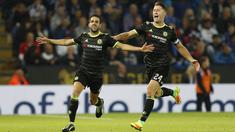 Pemain Chelsea, Cesc Fabregas (kiri) merayakan golnya bersama Gary Cahill saat melawan Leicester City pada putaran ketiga Piala Liga Inggris di Stadion King Power, (21/9/2016) dini hari WIB. (Reuters/Darren Staples)