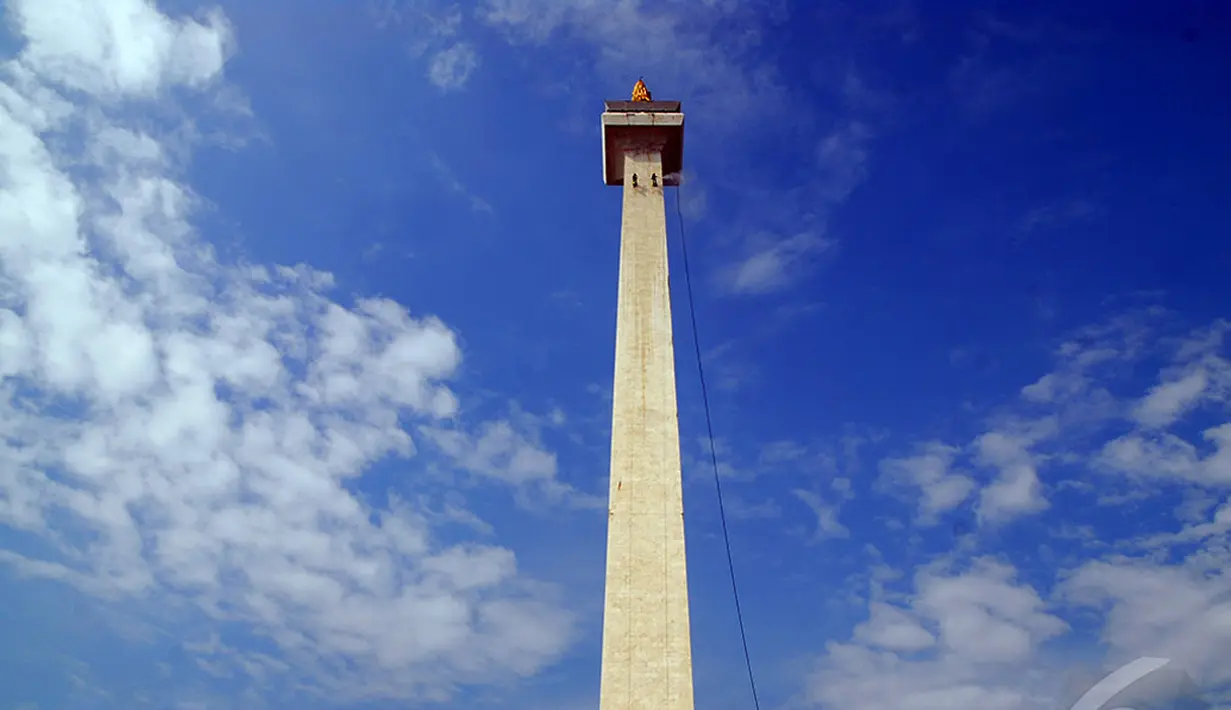 Tugu Monumen nasional terakhir kali dibersihkan pada 1992 lalu. Kini, Monumen tersebut kembali dibersihakn sejak 5 hingga 18 Mei 2014 (Liputan6.com/Miftahul Hayat)
