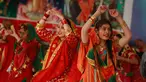 Gadis-gadis India mengenakan pakaian tradisional menari saat mereka merayakan festival Lohri di Jammu, India (13/1). Lohri adalah sebuah perayaan Punjabi populer yang merayakan titik balik musim dingin. (AP Photo / Channi Anand)