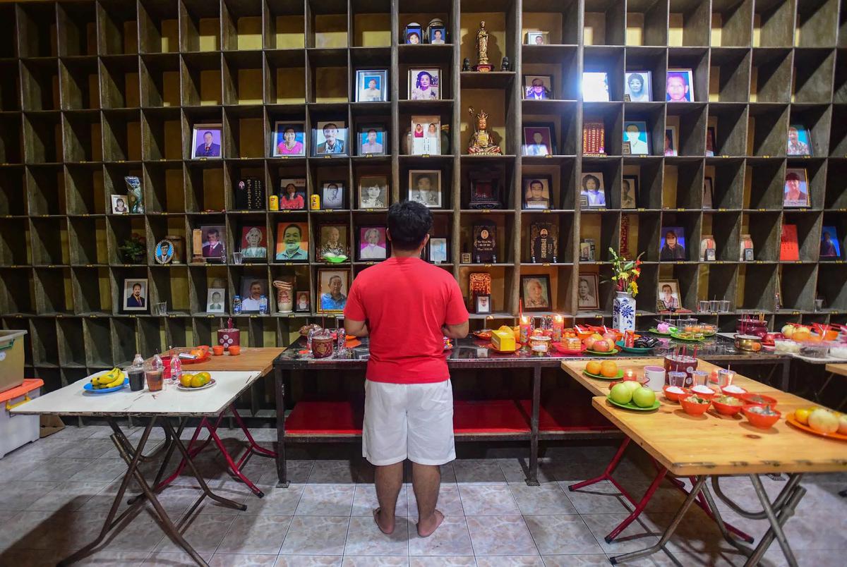 FOTO: Khidmat Sembahyang Malam Imlek di Wihara Kwan In Thang Tangerang Selatan