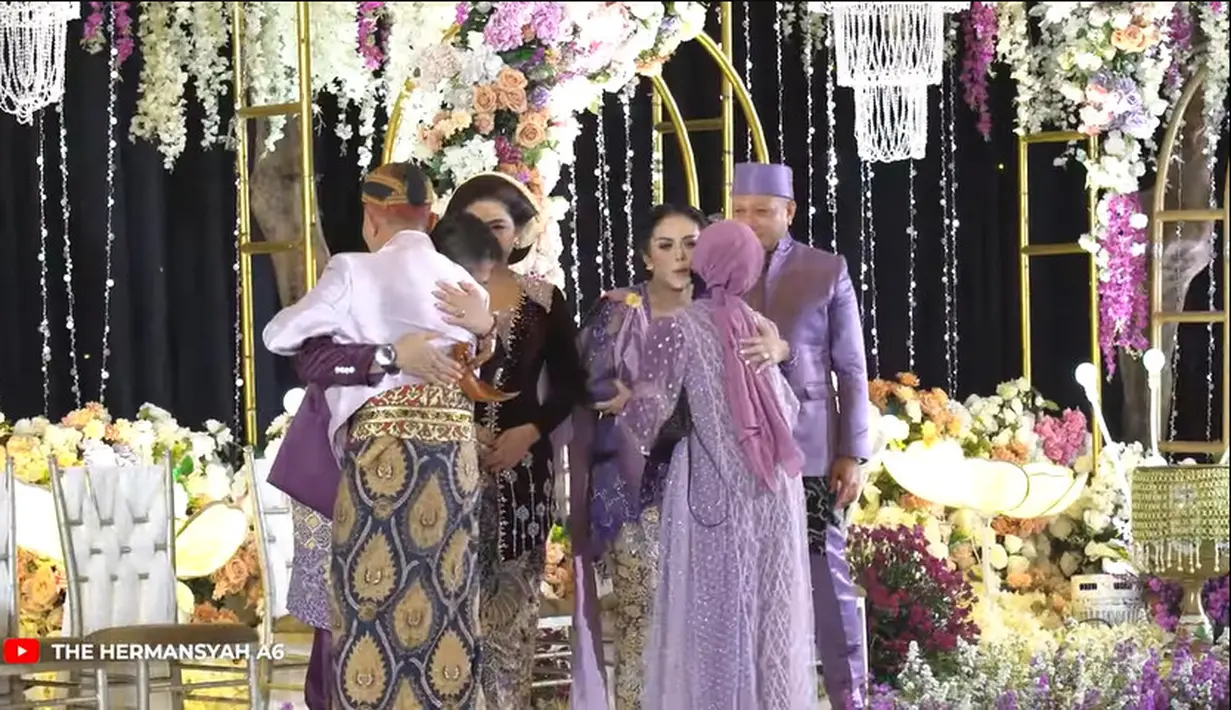 Selain keluarga Aurel (Anang dan Krisdayanti) hadir juga orang tua Atta Halilintar, Halilintar Anofial Asmid dan Lenggogeni Faruk yang juga duduk di panggung.  Mereka sangat dekat satu sama yang lain. [Youtube/The Hermansyah A6]