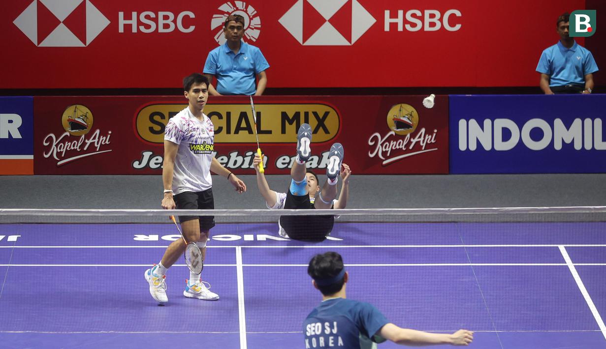 Ganda putra Indonesia Sabar Karyaman Gutama / Moh Reza Pahlevi Isfahani saat melawan wakil Korea Selatan Kim Won Ho / Seo Seung Jae, pada final Indonesia Open 2025 di Istora Senayan, Jakarta, Minggu (8/6/2025). (Bola.com/M Iqbal Ichsan)