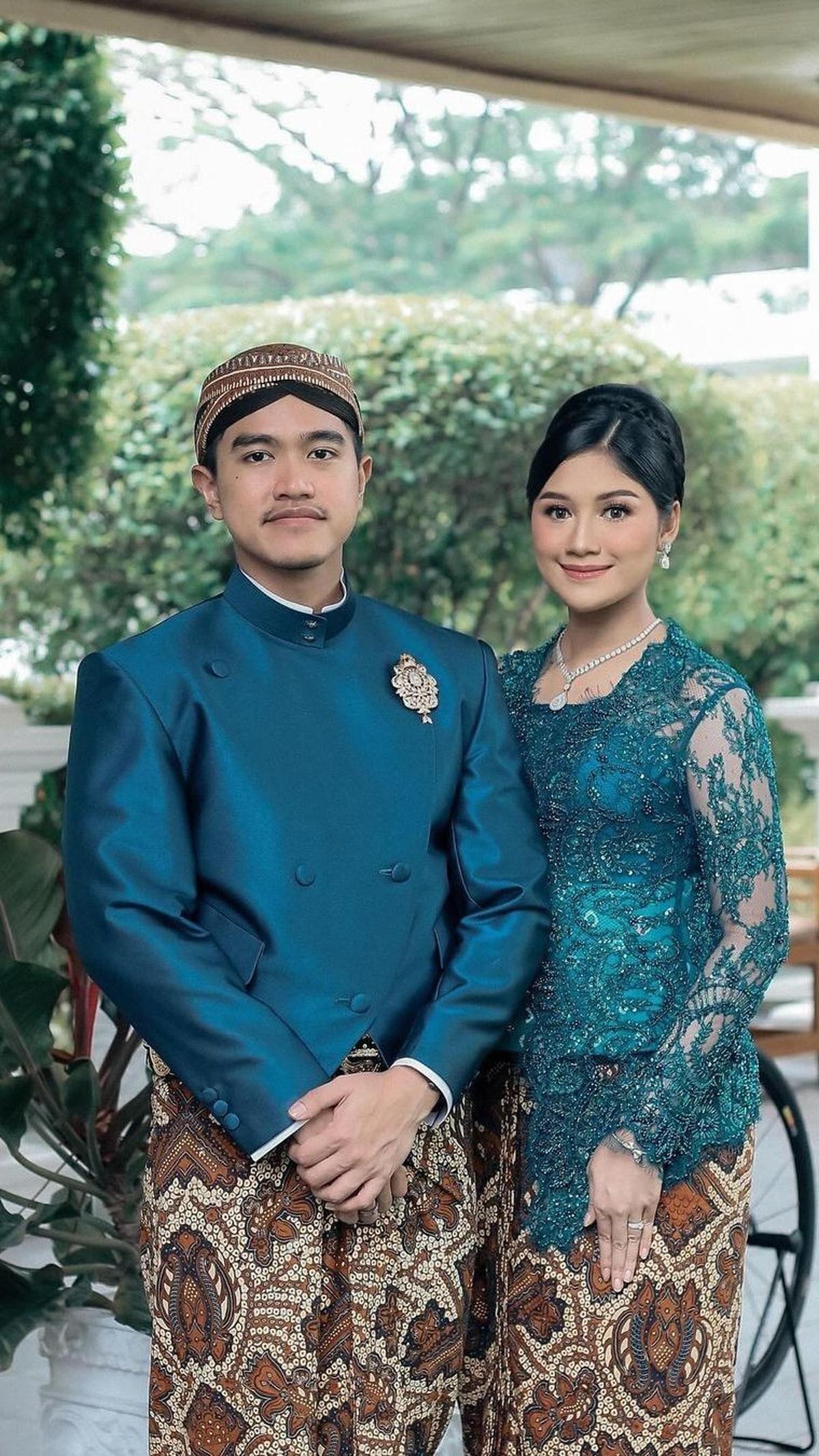 "Dalam setiap denyut jantungnya, aku merasakan keajaiban yang tak terungkap. Istriku yang tercinta, saat ini menggendong kehidupan di dalamnya. Setiap sentuhan, setiap senyumannya membawa kebahagiaan yang tak terkira," tulisnya.