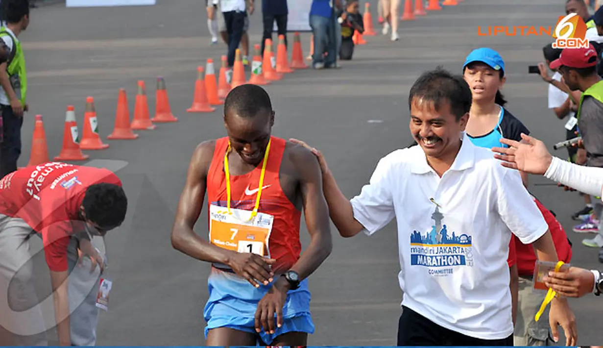 Menteri Pemuda dan Olahraga, Roy Suryo tampak memberikan selamat pada pelari Kenya William Chebor karena menjadi pelari pertama yang mencapai garis finish. (Liputan6.com/Andrian M. Tunay)