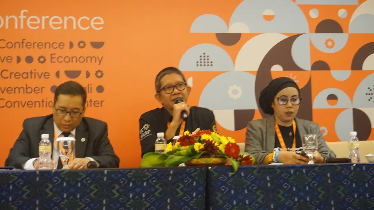 Wakil Kepala Bekraf Ricky Persik (tengah) berbicara dalam konferensi pers yang didampingi oleh Febrian Ruddyard (kiri) dari Kemenlu RI dan Endah Wahyu Sulistianti (Liputan6.com/Happy Ferdian)