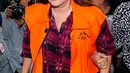 Staff anggota DPR, Julia Prasetyarini tiba di Gedung KPK untuk menjalani pemeriksaan, Jakarta, Rabu (2/3/2016). Julia diperiksa sebagai saksi dalam kasus dugaan korupsi di Kementerian PUPR tahun anggaran 2016. (Liputan6.com/Helmi Afandi)