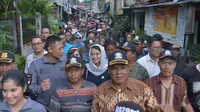 Agus Yudhoyono di tengah warga Kampung Rawa Badung, Cakung, Jakarta Timur (Nanda Perdana Putra/Liputan6.com)