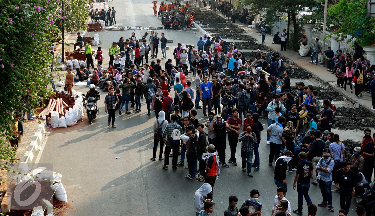 Ratusan mahasiswa Yayasan Administrasi Indonesia (YAI) melakukan aksi demo di depan kampus mereka, Jakarta Pusat, Selasa (27/10/2015). Mereka menutup Jalan Diponegoro dan membuat lalu lintas macet parah. (Liputan6.com/Yoppy Renato)