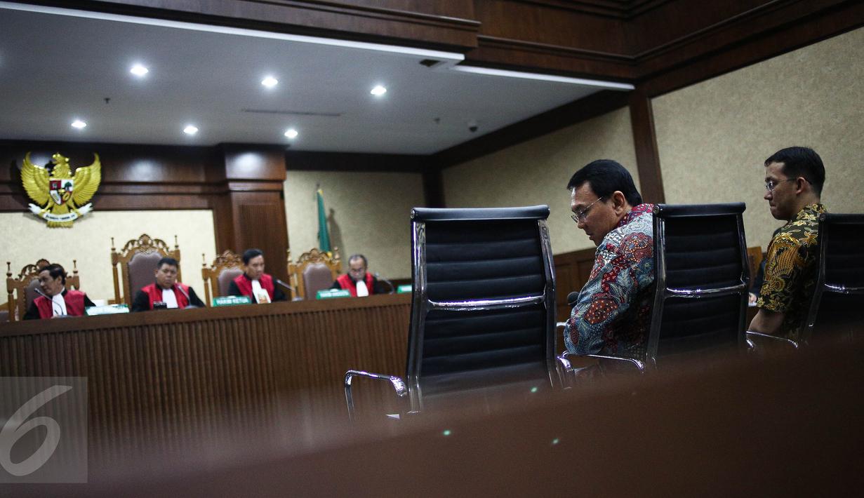 Gubernur DKI, Basuki Tjahaja Purnama bersama stafnya, Sunny Tanuwidjaja menjadi saksi sidang terdakwa Mohamad Sanusi di Pengadilan Tipikor, Senin (4/9). Ahok menjadi saksi atas kasus dugaan suap raperda tentang reklamasi. (Liputan6.com/Faizal Fanani)