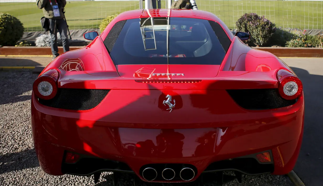 Mobil Ferrari milik gelandang Juventus, Arturo Vidal sebelum mengalami kecelakaan di Santiago, Chile (16/6/2015). Arturo Vidal mengalami luka ringan dan langsung dibawa ke rumah sakit. (REUTERS/Ivan Alvarado)