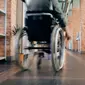 Seorang Kapolres bantu penyandang disabilitas untuk menjalani prosedur vaksinasi (pexels.com/Marcus Aurelius)