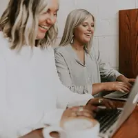 Orang yang bahagia juga meluangkan waktu untuk membantu orang lain. Namun, mereka tidak memaksakan diri untuk melakukannya, selama itu memberi pengaruh positif pada suasana hati mereka. Foto: unsplash.com.