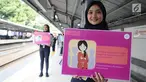 Pegawai PT KCI memegang poster saat kampanye bertema "Victim blamming, konsensus, cat call", dalam rangka memperingati Hari Perempuan Internasional di Stasiun Sudirman, Jakarta, Selasa (12/3). (Liputan6.com/Herman Zakharia)