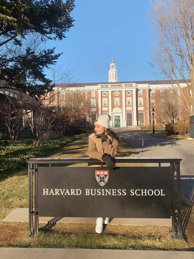 Prilly Latuconsina mengunjungi Harvard University (Foto: Instagram/@prillylatuconsina96)