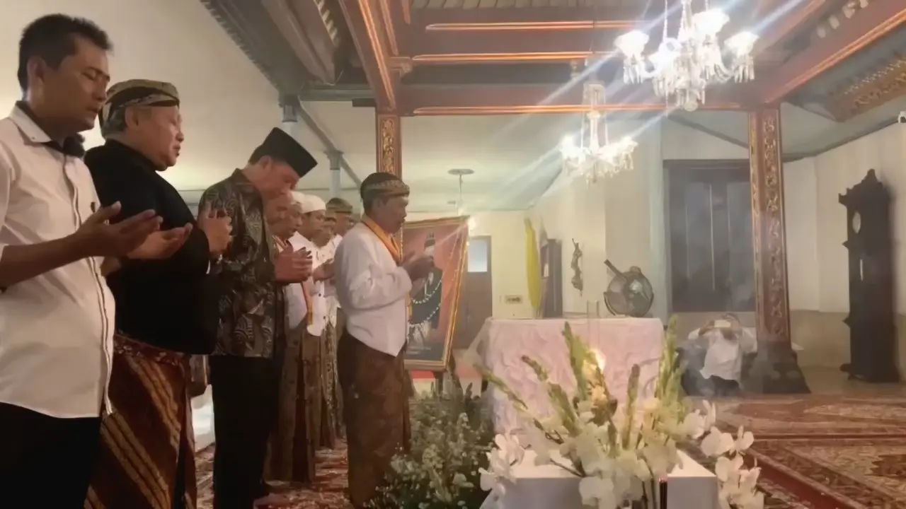 Presiden ke-7 RI Joko Widodo atau Jokowi melayat ke Keraton Kasunanan Surakarta.