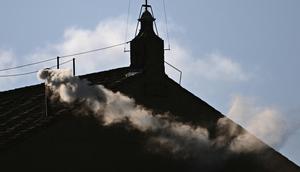Kepulan asap keluar dari cerobong asap Kapel Sistina menandakan Paus baru telah terpilih pada Kamis (8/5/2025) sore waktu setempat. (Filippo MONTEFORTE/AFP)