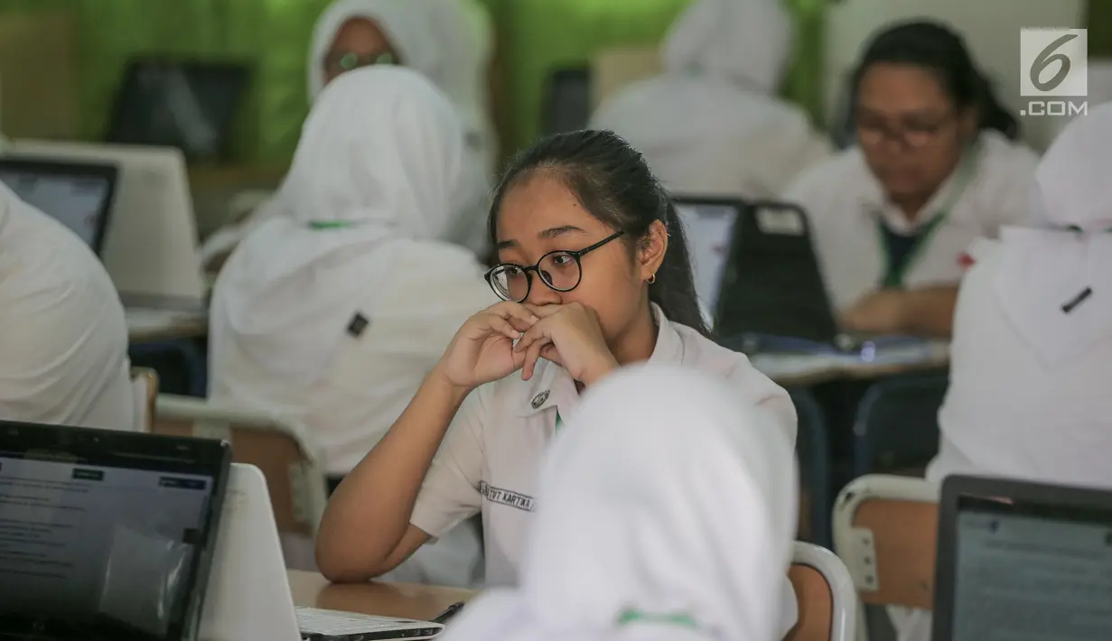 Siswa mengikuti Ujian Nasional Berbasis Komputer (UNBK) mata pelajaran Bahasa Indonesia di SMP Negeri 1, Cikini, Jakarta, Senin, (22/4). Sebanyak 4.279.008 siswa mengikuti UNBK tingkat SMP dan Madrasah Tsanawiyah (MTS) yang dilaksanakan mulai 22 hingga 25 April. (Liputan6.com/Faizal Fanani)