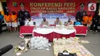 Kapolda Metro Jaya Irjen, Nana Sudjana (tengah), Kabid Humas Polda Metro Jaya Kombes Yusri Yunus (kedua kiri) dan Kapolres Metro Jakarta Selatan Kombes Pol Budi Sartono (kedua kanan) saat konferensi pers kasus narkoba di Polres Metro Jakarta Selatan, Senin (3/8/2020). (merdeka.com/Dwi Narwoko)