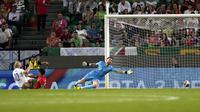 Teemu Pukki dari Finlandia, kiri, mencetak gol ke gawang Portugal dalam pertandingan sepak bola persahabatan internasional antara Portugal dan Finlandia di stadion Alvalade di Lisbon, Selasa, 4 Juni 2024. (AP Photo/Armando Franca)