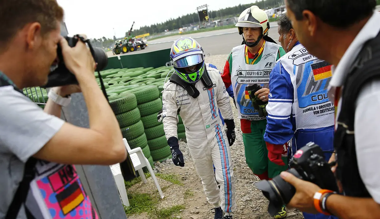 Pembalap Formula Satu dari tim Williams, Felipe Massa, dievakuasi dari lintasan usai mengalami kecelakaan hebat di tikungan pertama GP Jerman di Sirkuit Hockenheim, (20/7/2014). (REUTERS/Kai Pfaffenbach) 