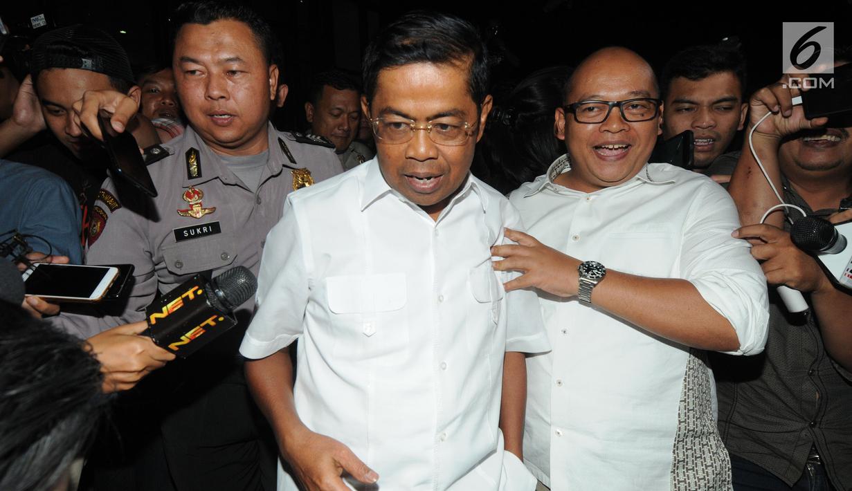 Menteri Sosial Idrus Marham seusai menjalani pemeriksaan di gedung KPK, Jakarta, Kamis (19/7). Mantan Sekjen Golkar itu diperiksa sebagai saksi untuk tersangka Wakil Ketua Komisi VII DPR Eni Maulani Saragih dan Johannes B Kotjo.. (Merdeka.com/Dwi Narwoko)