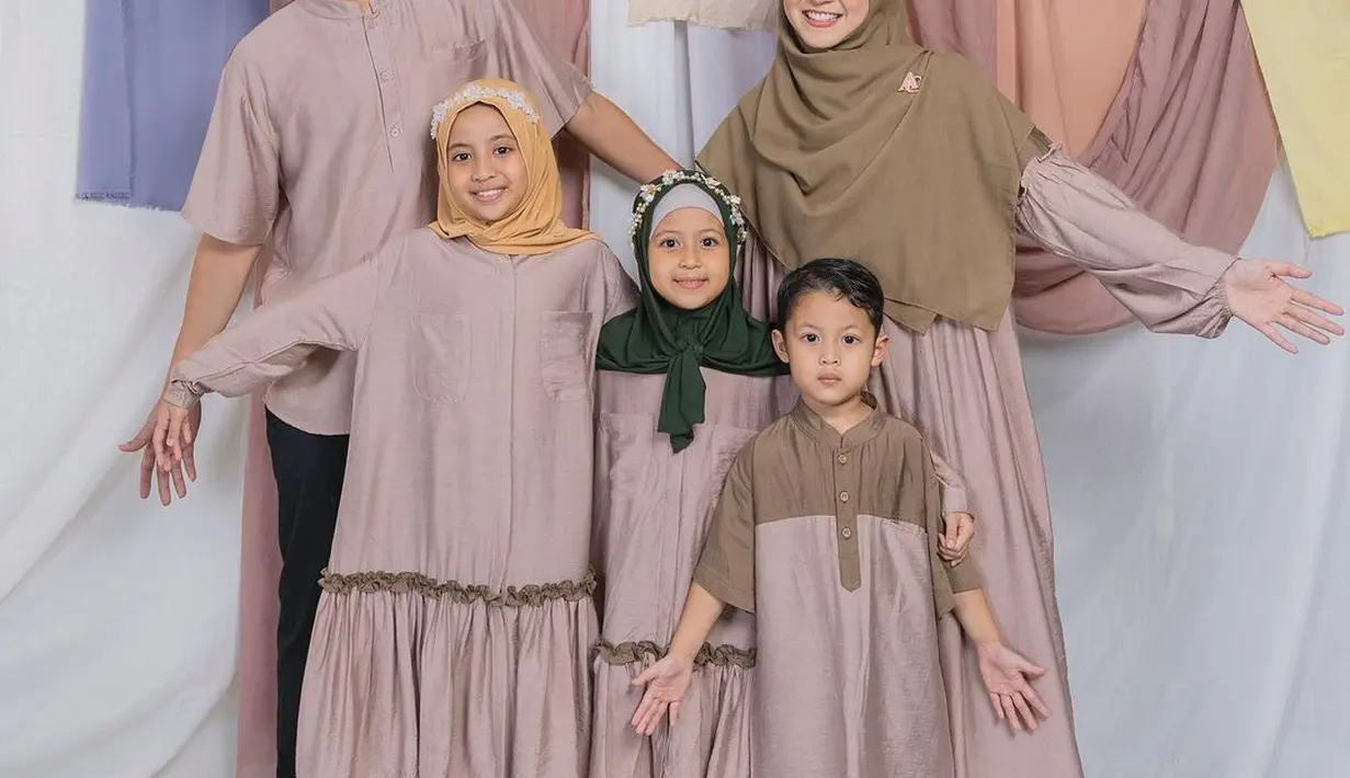 Penampilan keluarga Desta dan Natasha Rizki satu ini bisa jadi inspirasi tampil kompak saat Idul Adha nanti. [Foto: IG/natasharizkynew].