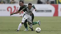 Gelandang Persebaya, Riza Maulana, berusaha melewati hadangan pemain Tira Persikabo pada laga Piala Presiden 2019 di Stadion Si Jalakl Harupat, Soreang, Bandung, Selasa (12/3). Persebaya bermain imbang 0-0  atas Tira Persikabo. (Bola.com/Yoppy Renato)