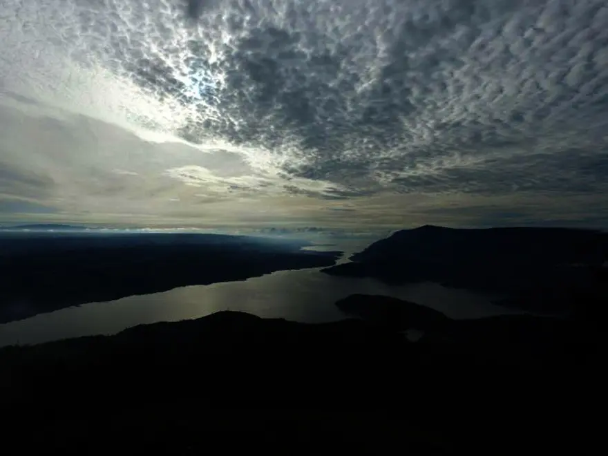 Pesona pagi di Bukit Pusuk Buhit, Pulau Samosir, Sumatera Utara, berlatar Danau Toba. (Liputan6.com/Reza Efendi)