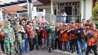Pangdam III/Siliwangi Mayjen TNI Kunto Arief Wibowo saat kunjungan anak petinggi DI/TII SM. Kartosoewirjo di Kampung Cibulakan, Desa Cisitu, Kecamatan Malangbong. (Liputan6.com/Jayadi Supriadin)