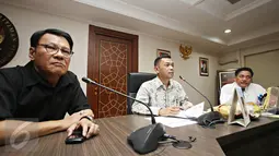 (Ki-ka) Anggota Task Force Ronnie Higuchi Rusli, Ketua Task Force Agung Kuswandono, dan Wakil Ketua Task Force Marsetio memberikan keterangan terkait pencapaian Satgas Dwelling Time di Gedung BPPT, Jakarta, Senin (29/10). (Liputan6.com/Immanuel Antonius)