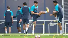 Bek Barcelona #33 Pau Cubarsi (kedua kanan) dan rekan satu timnya menghadiri sesi latihan menjelang leg kedua perempat final Liga Champions 2023/2024, di pusat pelatihan di Barcelona, Senin (15/4/2024). (Josep LAGO / AFP)