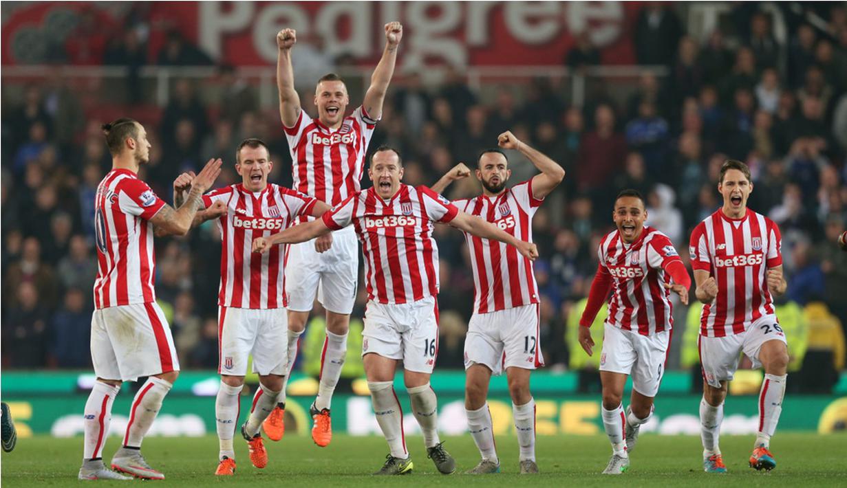 Stoke City merayakan kemenangan atas Chelsea 5-4, lewat penalty  di Stadion Britania, Inggris, Rabu (28/10/2015) dini hari.  (Reuters / Alex Morton)