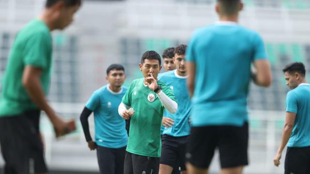 Para pemain timnas Indonesia menerima instruksi dari pelatih