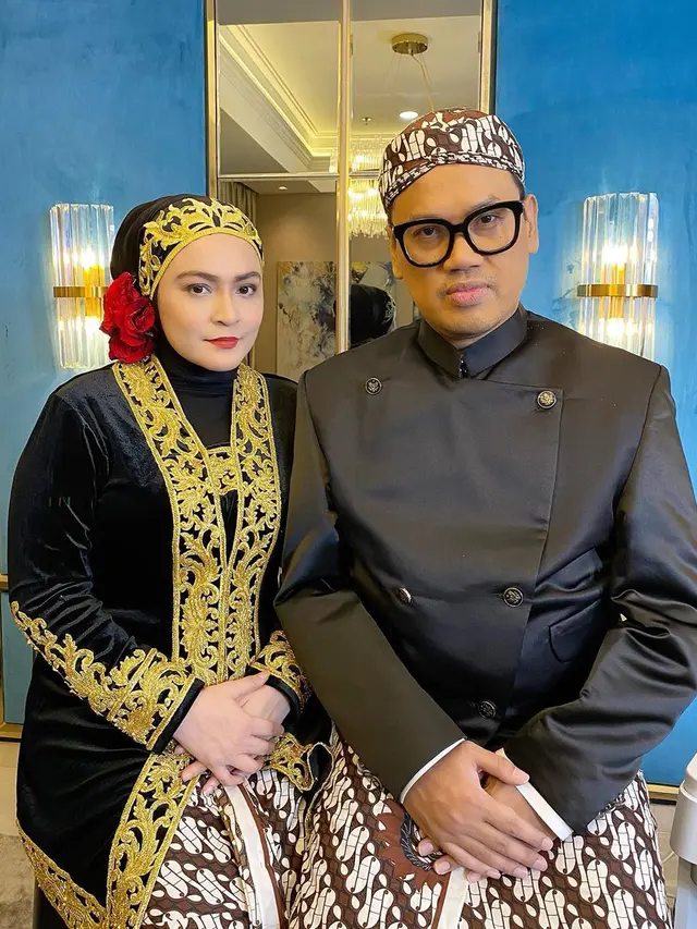 6 Potret Keluarga Uya Kuya Pakai Busana Jawa, Gaya Cinta Kuya Curi Perhatian