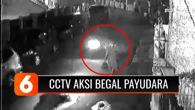 Seorang wanita pejalan kaki di Depok jadi korban begal payudara. Pelaku lolos dari kejaran warga, namun aksinya terekam CCTV!