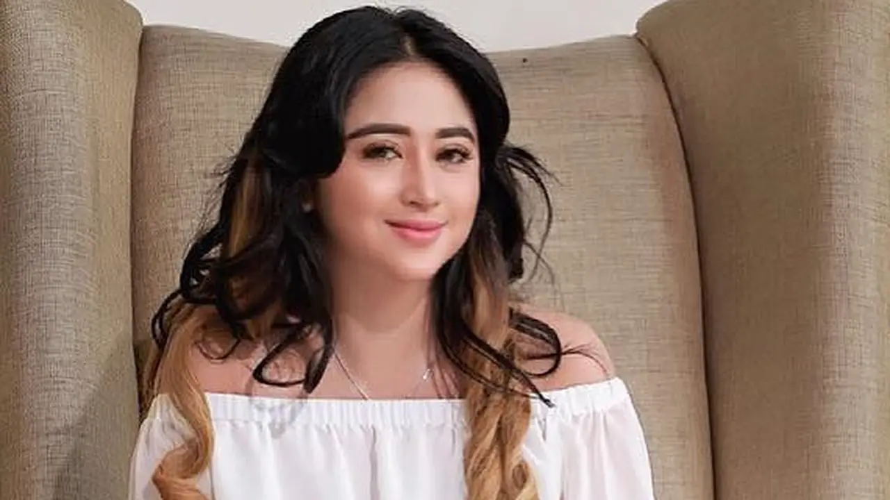 [Bintang] Masih Imut, Begini Tampilan Dewi Perssik Tanpa Makeup Tebal